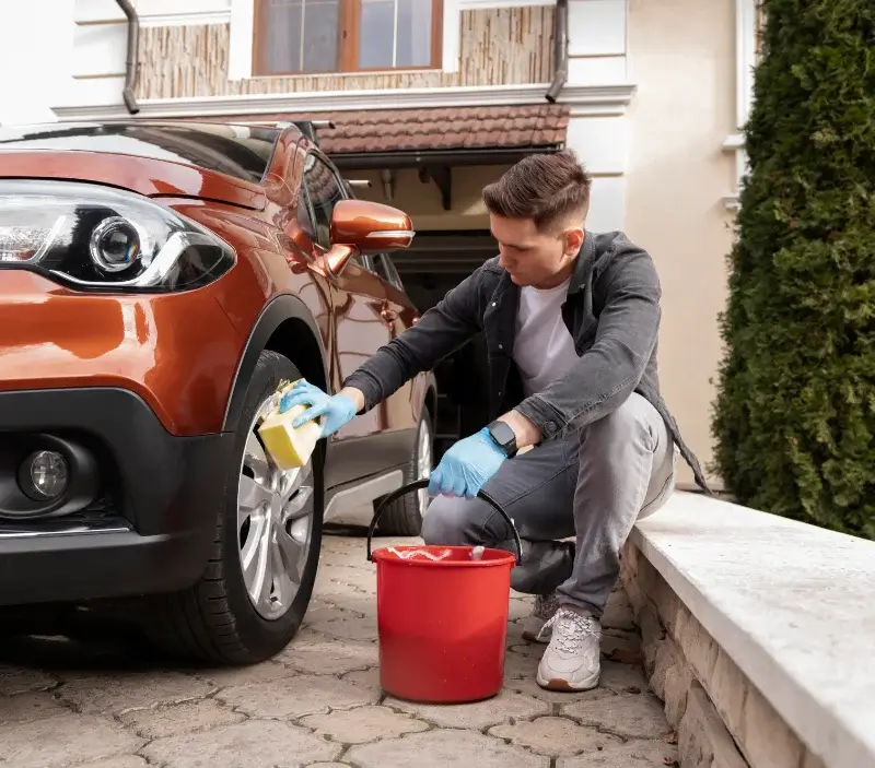 Lavage auto à domicile Bruges-Capbis-Mifaget : professionnel intervenant sur un véhicule
